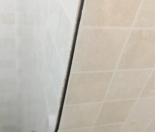 鸡西瓷砖空鼓维修公司分享阳台瓷砖脱落的修复过程可以分为以下几个步骤