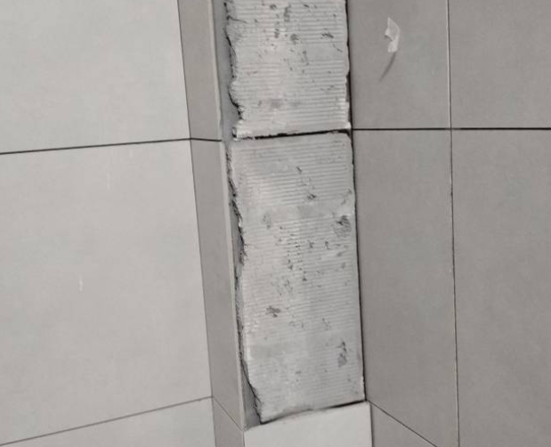 鸡西瓷砖空鼓维修公司分享下瓷砖施工前基层浇水润湿程度不足，可能导致以下问题